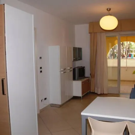 Sunny Beachfront With Pool And Apartman *