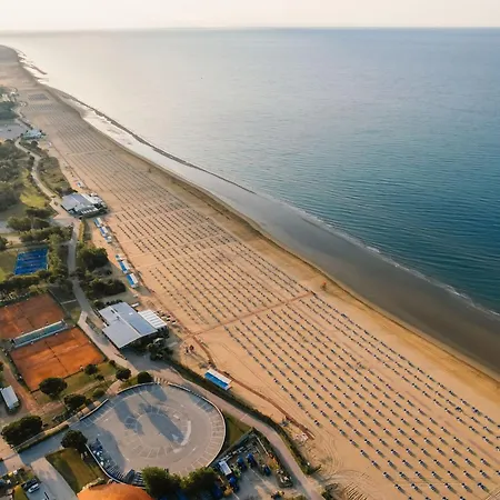 Sunny Beachfront With Pool And Bibione